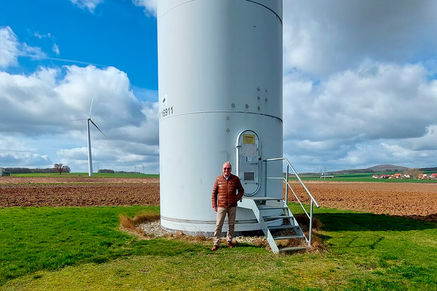 Markus Rudolph vor dem t&h-Windrad